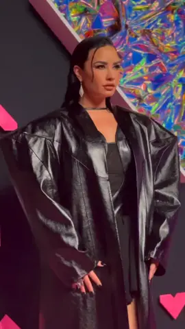 @Demi Lovato posa en la alfombra de los #VMAS 💣💣 ¿Les gusta su look? #demilovato #tmh #tumusicahoy #entretenews   Cc @MTV 🎥