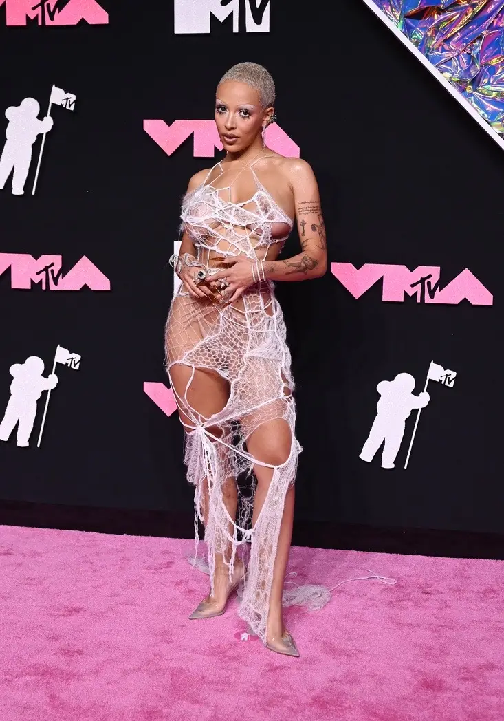 O tapete rosa do MTV Video Music Awards ja começou!! Qual é a sua celeb favorita!? 1- #DojaCat 2- #OliviaRodrigo 3- #MeganTheeStallion 4- #KarolG  5- #Anitta 6- #DemiLovato  #CharmBrasil #Anitta #mtv #vma #mtvvma #vmas #mtvvmas