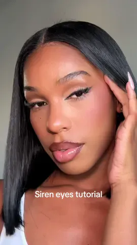 Replying to @PortiaDanielle Loveee this look 🖤 All about layering and building up the eyeshadows for that soft sculpt on the lid. Stuck with 4 shades in this Makeup by Mario palette  #cateye #sireneyes #softglam #neutraleyeshadow #90smakeup #makeupbymario #wingedeyeliner 