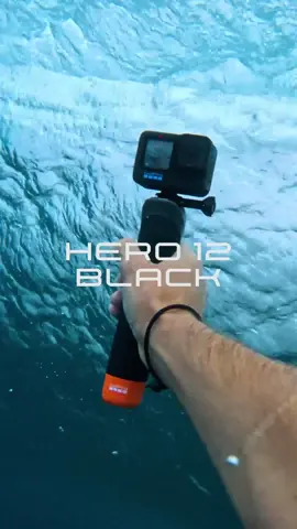 Conheça a #GoProHERO12 Black - parte 7 de 9 📷 À prova d'água + ultradurável A HERO12 Black aguenta tudo. Assim que sai da caixa, é à prova d'água até 10m + pronta para lama espessa, neve profunda e ondas fortes. A lente protetora substituível também possui um revestimento que repele as gotas de água para manter suas fotos nítidas quando você der aquele mergulho. O Max Lens Mod 2.0 não é diferente, com um revestimento 2x mais resistente a arranhões que também é hidrofóbico + à prova d'água. #GoProHERO12 #goprobr #lojagopro #blackbag 