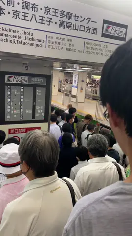 Tokyo đúng chuẩn tp đáng sống bậc nhất thế chỉ 1 tuyến tàu keio nhỏ thôi mà người đông hơn cả 1 lễ hội #nhatban 