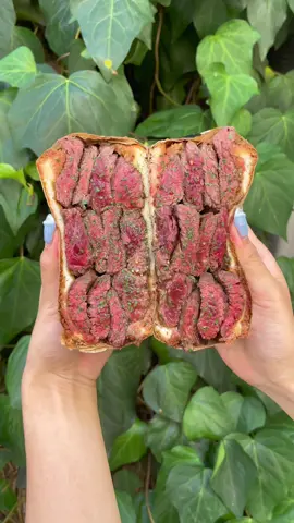 《お肉300gを挟んだ豪快すぎる絶品サンドイッチ(A delicious sandwich sandwiched with 300g of meat)》 【店名(StoreName)】 STABLER EBISU 【場所(Place)】 東京都 恵比寿 Blossom Dairokuten 1F, 1-13-5 Ebisu Nishi, Shibuya-ku, Tokyo 【メニュー(Menu)】 SHIMOKITAZAWA MEAT Sandwich W サガリ肉300g ¥1,850(税込) ※テイクアウトは¥100(税込)引き！ 今日ご紹介するのはSTABLER恵比寿！8月に遂に恵比寿にオープン！柔らかいサガリ肉を豪快に300g使用したインパクト抜群のミートサンドが最高！BBQソースと粒マスタードの味付けも大好き！一度このボリューム満点のサンドイッチを是非！ #グルメ大学 #japanfood #japanesefood #Tokyofood #Tokyolunch #Tokyosandwich #ebisu #ebisufood #恵比寿グルメ #恵比寿ランチ #東京サンドイッチ #stabler #ステイブラー 