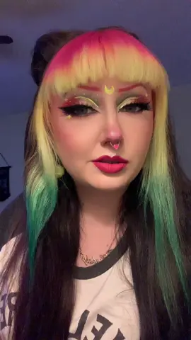 #alternativegirl #gothgirl #greenhair #fyp #midsize #plussize #makeup #mua #beauty #colorfulhair #egirl #chubbyqueen #emo #emogirl #mom #MomsofTikTok #altmom #gothmom #lipsync #elderemo #lipsyncaudios 