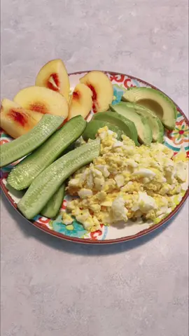 Mashed boiled eggs, added olive oil salt and pepper. #peach #cucumber #avocado #breakfastideas #caloriedeficit #weightlossjourny 