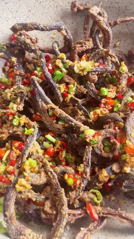 BELUT CRISPY CABE GARAM ala @susan_gracia . Bahan : 1kg belut 1bks Desaku marinasi Tepung bumbu serbaguna secukupnya  . Bumbu Cincang : 7 siung bawang putih  Cabe rawit sesuai selera 2 batang daun bawang  . Garam secukupnya  Kaldu bubuk secukupnya  Lada bubuk secukupnya  . ➡️ Cara buatnya simak videonya ya ♥️ . . . #belut #belutgoreng #belutkrispy #belutcrispy #fyp #fypシ #fypシ゚viral 