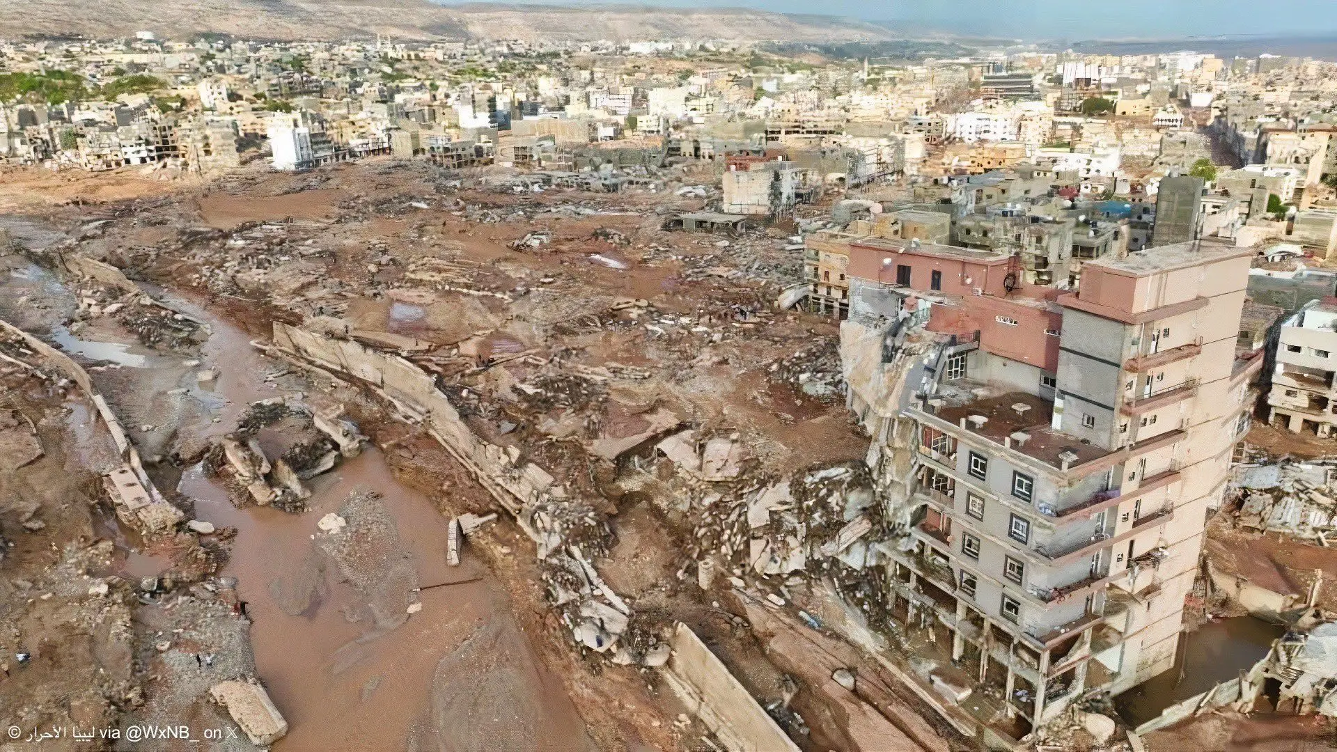 «Πτώματα κείτονται παντού»: Χιλιάδες οι νεκροί από τις πλημμύρες στην ανατολική ΛιβύηΓια τρίτη ημέρα συνεχίζεται την Τετάρτη η αναζήτηση χιλιάδων αγνοουμένων μετά τις καταστροφικές πλημμύρες στην πόλη Ντέρνα της Λιβύης, όπου χιλιάδες είναι ήδη οι επιβεβαιωμένοι νεκροί, ενώ ο απολογισμός αναμένεται να αυξηθεί κι άλλο.