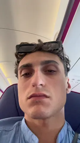 Désolé, c’est pas la vidéo la plus sexy de mon compte, mais dans 1 mois j’ai un voyage en avion de 18heures et je stresse déjà. 😩  Je sais pas si je me suis bien exprimé sur la douleur que je ressens, mais c’est vraiment pas un mal de tête comme un lendemain de soirée, c’est un vrai perçage de crâne. 😰 Sachant qu’il n’y a pas de traitement pour ce genre de chose, avez-vous des idées pour soulager cette douleur ? 💬  Eh demain j’ai rendez-vous chez le médecin pour en parler. 