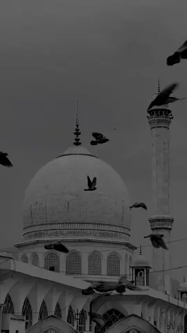 Allah hu Allah! 🖤🎧 #fypシ #UمAR #viral #islamicstatus #darkedit #islam___information #foryou #foryoupage #muslim #Allah #islam #beautyofkaaba #nasheed 