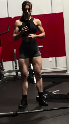 The last decent pump I had💀 #2weeksout #bodybuilding  #femalebodybuilder #poseswellness #gymgirl #muscularwomen #trending #prep2023 #Fitness #muscle 