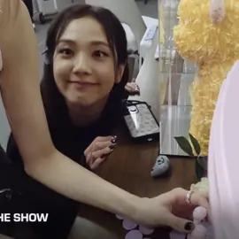 jisoo cada vez que ve una cámara😹😻❤️ #jisoo #kimjisoo #blackpinkworldtour #bornpink #blackpinkbornpink #blackpink 