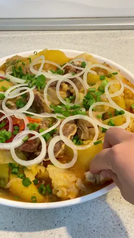 Идея для твоего ужина/обеда 🤤 Ингредиенты: •Мясо говядина-500гр •Картофель-5шт  •Лук-2шт  •Помидоры-3шт  •Перец-3шт •Капуста-500гр •Чеснок-3зубчика •Вода-1л •растительное масло для жарки •Соль,черный перец,паприка по вкусу 