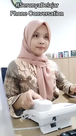 POV: Ibaratnya gini WIR angkat telepon tapi dari negera luar Indonesia, berarti harus siap ngomong bahasa Inggris ygy. Let's practice english speaking for Phone Conversation at Office ☺️🤭 #serunyabelajar #serunya #secretary #secretarylife #officelife #officeoutfit #habitacion #focusonyourself #adayinmylife 