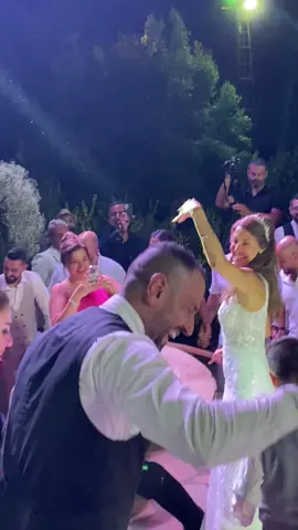 أهضم عروس😂🤍 ☎️03 533 088 #wedding #weddingtiktok #weddingday #weddingvibes #weddingsetup #weddingseason #bride #groom #venue #lebaneseweddings #lebanon🇱🇧 #lebanon #أعراس #لبنان #لبنان🇱🇧 #زفة #دبكة #دبكات_طرب #دبكة_لبنانية 