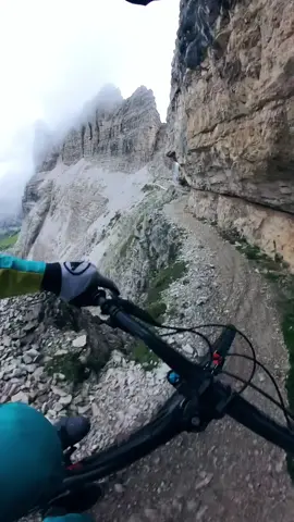 the edgiest bit of riding you’ll see today 🫣 @Gee Atherton 🔥 #mtb #bike