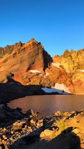 📍No Name Lake via Broken Top Trail. This day hike is only 6 miles round trip and offers some of the best views I’ve ever seen #pnw #hiketok #getoutside #hikingoregon #oregonhikes #threesisterswilderness #deschutes #bendoregon #centraloregon 