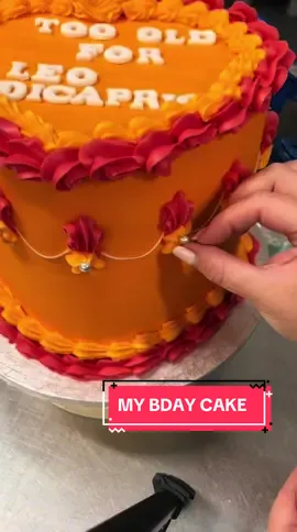 I am old for Leo 😂 Happy 28th to meeeeee !!! I normally have like 3 tier bday cakes but didnt want any fuss this year but this was soooo CUTE 