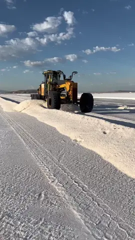 Harvesting salt at the The Great Salt Lake with a Caterpillar 16M motor grader. #engineer #engineering #howitsmade #construction #mining 