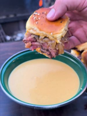 Beer Cheese Sliders with @samueladamsbeer Oktoberfest #ad 🥩🍔🍺🔥