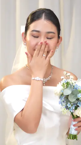 Hồi hộp xen lẫn hạnh phúc là cảm xúc khó tả của mọi cô dâu trước giây phút bước lên lễ đường, tay trong tay người đàn ông đời mình trong sự chúc phúc của gia đình và bạn bè. ​ Gói trọn dấu ấn cảm xúc thiêng liêng ấy trong ngày trọng đại, PNJ cho ra mắt Bộ sưu tập Trang sức Cưới Trầu cau PNJ với hình ảnh trầu têm cánh phượng truyền thống kết hợp đường nét thiết kế hiện đại, giúp cô dâu thêm phần rạng rỡ, ngọt ngào nhưng vẫn dịu dàng bản sắc văn hóa người con gái Việt. ________________________ #traucaupnj  #TrangSucPNJ  #PNJ  #CoNhauMinhCuoi  #TrangSucCuoi  #Fashion  #jewelry  #goclamdep