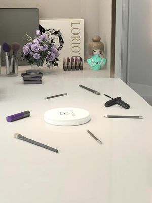 With such a cute size, the double-sided UV mirror can be used to check whether the sunscreen is evenly applied, and can also be used as a makeup mirror. #getreadywithme #makeupmirror#makeup #uvmirror #fenchilinmirror #fenchilin #uv #fenchilinmirror #fenchilinvanitymirror #fenchilinuvmirror #suncreen #sonnenschutz #protectorsolar #uvcamera #beach#mirror #spiegel#schminkspiegel#uvschutz #uvspiegel