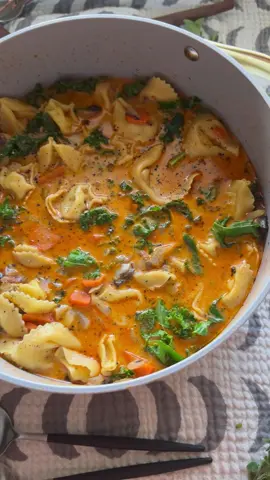 One Pot Veg Tortellini Soup (full recipe is on: HungryHappens.Net) 