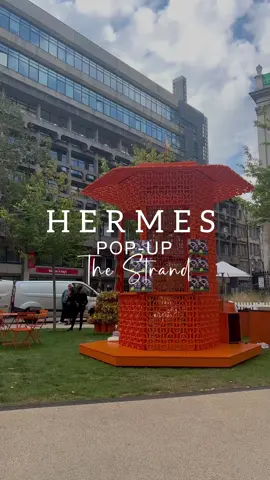 READ 👇🏽 - Super fun little London pop up outside King’s College at The Strand.  - Lots of cute little things to do, including the caricature, connect 4, postcards, free juices & more. Such a fun little idea to celebrate FW with Hermès.  - This weekend only!  - #Hermes #LondonPopUp #WeekendPlans #WeekendIdeas #ThingsToDoInLondon 