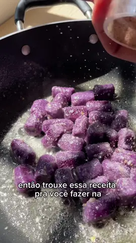 Batata doce roxa 💜  um alimento típico da culinária regional brasileira que corre risco de desaparecer 🥹 Sua história tem os pés fincados na América Latina.  Ela surgiu na região da Cordilheira dos Andes e era plantada nas roças dos indígenas muito antes da chegada dos portugueses. Não é muito difundida e seu consumo ocorre em pequenas comunidades que ainda preservam variedades que fogem do padrão mais comercializado. Porém está correndo o risco de sumir do mercado.  Um produto incrível muito interessante de cor, aroma e sabor.  Por isso hoje vou fazer um nhoque de batata doce roxa orgânica, que fica delicioso e a cor é totalmente natural  O intuito é resgatar os alimentos que são tradicionais e não deixá-los desaparecer.  Você encontra no @organicodochico e está em plena temporada 🤍 Ingredientes  1 kg de batata doce roxa 💜 2 gemas  1 e 1/4 de xícara de farinha de trigo  Modo de preparo  * Lave, descasque e corte  em pedaços médios.  * Transfira para uma panela grande, cubra com água e leve ao fogo alto. Assim que ferver, diminua o fogo e deixe cozinhar até ficarem macias - espete com um garfo para verificar o ponto. * Transfira os pedaços de batata-doce para uma peneira e deixe escorrer bem a água. Sobre uma tigela, passe os pedaços, ainda quentes, por um espremedor de batatas ou amasse com o garfo e tempere com o sal. * Adicione as gemas e amasse bem. Junte a farinha aos poucos, até dar ponto.  * Para verificar o ponto da massa: com as mãos limpas, separe uma porção da massa e tente modelar uma bolinha sem que grude nas mãos. A quantidade de farinha de trigo utilizada na receita pode variar - evite adicionar em excesso, pois a massa ainda vai absorver farinha na hora de modelar. * Cozinhei em água quente até subir e leve direto para a frigideira com o seu molho preferido. Aqui utilizei apenas manteiga, um pouco da água do cozimento, alho, queijo parmesão, bacon e pimenta do reino.  #Recipe #viral #nhoque