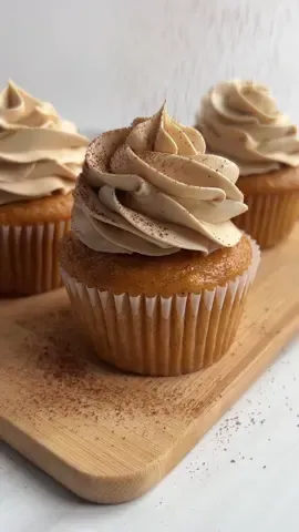 Pumpkin spice latte cupcakes! Recipe on cakemehometonight.com! #pumpkinspice #pumpkinspicelatte #cupcakes #psl 