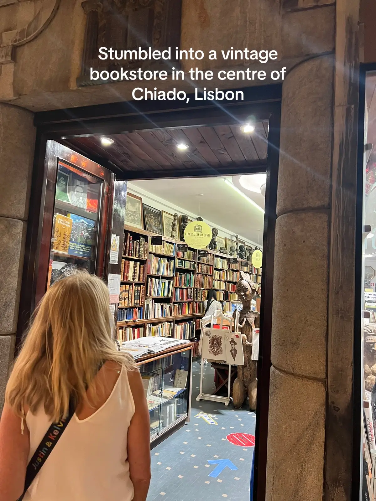 #fypシ #lisbon #lisboa #travellife #PlacesToVisit #bookstore #BookTok #lisbontips #whattodoinlisbon #travellisbon #vintage #vinyl #bookrecs #books #thingstodo #dj #music 