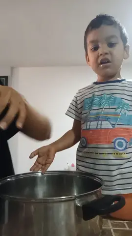 Preparando Yogurt griego con mi bebé 💙👨🏻‍🍳 #fyp #babytiktok #baby #cocinando #bebecocinando #cooking #bebes 