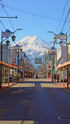 富士吉田本町通り、西裏通り Fujiyoshida Honchou Street, Nishiura Street 富士吉田市の昭和レトロな商店街から眺める富士山。 Mt. Fuji seen from the retro shopping street in Fujiyoshida City. 富士吉田は昔から織物の町として知られ機織りの町として栄えてきました。ここには繊維工業が盛んであった昭和の時代に活気があった街並みがタイムスリップしたかのように保存されています。レトロな街並みの向こうに見える雄大な富士山の写真がSNSで話題となり、近年多くの人が訪れるようになりました。 Fujiyoshida has long been known as a textile town and has prospered as a weaving town. Here, the lively townscape of the Showa era, when the textile industry was flourishing, has been preserved as if you have traveled back in time. Photos of the majestic Mt. Fuji visible beyond the retro cityscape have become a hot topic on social media, and many people have started visiting in recent years. Shot in 2023.2 撮影 #富士吉田本町通り #ほんちょう二丁目商店街 #富士吉田市 #富士山 #富士山観光 #mtfuji #山梨観光