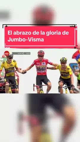 Sepp Kuss, ganador virtual de la Vuelta a España se fundio en un abrazo con Vingegaard y Roglic, que también se subirán al podio final de la carrera completando la gesta histórica de Jumbo-Visma #seppkuss #roglic #vingegaard #deportesentiktok #lavuelta23 #vueltartve16s 