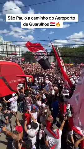 Jogadores e comissão técnica saindo do CT da Barra Funda, onde realizaram o último treino para a final da Copa do Brasil. #saopaulofc #spfc #torcidaqueconduz #copadobrasil 