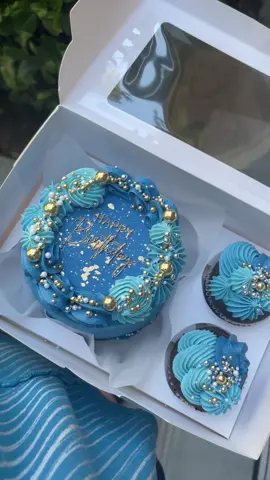 Mini cake + cupcake set💙✨ piping tips used: 1M, 4B, 6B 🫶🏻 #cake #cupcakes #cakereel #cakereels #food #Foodie #viral #cakemaking #cupcakedecorating #cupcaketiktok #baketok #caketok #cakemaker #homemade #reelsviral #satisfying #satisfyingvideo #pipingvideo #foodoftheday #fyp #cakelover #howto #tutorial #LearnOnTikTok 