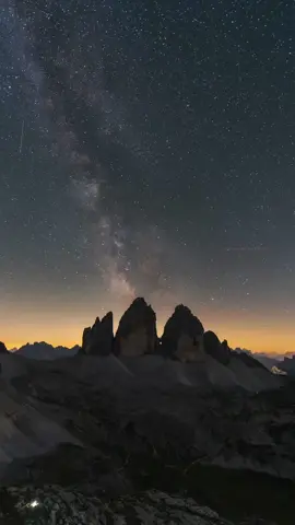 The Milky Way move over the night sky 🌌✨& sleeping under the stars next to the tre cime. 🌟⛰️⛰️⛰️, truly a once in a lifetime experience.  🎥/📸 Credits: @danielkogler  #trecime #trecimedilavaredo #dreizinnen #mountains #italiait #ig_italia #dolomiti #dolomites #ilikeitaly #whatitalyis #instaitalia #igersitalia #ok_europe #igworldclub #ig_worldclub #beautifuldestinations #ig_italy 