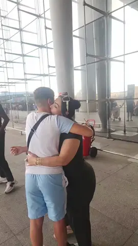 شاب وردة شارلوماتي  تودع ابنها  لاعب كرة القدم 🏐  وئيل بن محال في برشلونة تودعه بالبكاء حار😭💔 تتمنى له نجاح انشاء الله🤲🤲🤲@harorti 