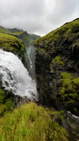 How many waterfalls did you count? 💦  This canyon was just perfect to fly through 😌 But I had to be really careful with the wind 😅 When you fly in places where you can’t get the drone back in the event of a crash, it’s so much scarier 😰    #faroeislands #fpv #drone #hike #nature #outdoor #waterfall 