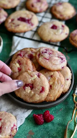 Ciasteczka z malinami i białą czekoladą 🥵 #przepis #ciasteczka #cookies #ciastka #deser #szybkieprzepisy  Składniki (około 24 ciasteczka): 170 g masła 110 g cukru brązowego 110 g cukru białego 1 łyżka ekstraktu z wanilii  1 jajko 1 płaska łyżeczka proszku do pieczenia 1/2 łyżeczki soli  240 g mąki pszennej 60-70 g mrożonych malin 90 g białej czekolady  Masło w temp pokojowej miksujemy na puch z oba rodzajami cukru. Następnie dodajemy jajko i ekstrakt z wanilii i ponownie miksujemy.  Do masy wsypujemy mąkę pszenną, sól i proszek do pieczenia. Miksujemy lub mieszamy szpatułką. Na sam koniec dodajemy posiekaną czekoladę i mrożone maliny. Mieszamy delikatnie za pomocą szpatułki. Nabieramy około 1 łyżkę masy i formujemy kulkę wielkości orzecha włoskiego. Przekładamy na formę wyłożoną papierem do pieczenia, zachowując odstępy między sobą, pieczemy 10 min w 180 stopniach. Po upieczeniu chwile zostawiamy na blaszce i przekładamy na kratkę do wystudzenia. Ciasteczka pieczemy partiami, wiec na czas pieczenia danej partii, pozostałą masę najlepiej włożyć do lodówki. 