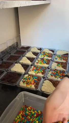 Dia de fazer bolinhos no pote 💖 #foryou #fy #doces #bolonopote #bolo #cake #venda #docenopote #confeitaria #confeiteira #Vlog #producao 