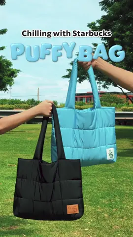 กระเป๋า Puffy Bag นู้มมมม นุ่ม~ พร้อมให้เป็นเจ้าของแล้ว! ห้ามพลาด เลือกรับฟรี 1 ใบ แค่ซื้อครบ 700 บาท ที่ร้านสตาร์บัคส์และบริการ Drive Thru ตั้งแต่ 18 ก.ย. 66 - 1 ต.ค. 66 หรือจนกว่าสินค้าจะหมด แล้วมาสะสมให้ครบทั้ง 2 สีกันนะ! ดูรายละเอียดเพิ่มเติมได้ที่เว็บไซต์ *เงื่อนไขเป็นไปตามที่บริษัทฯ กำหนด #StarbucksTH 