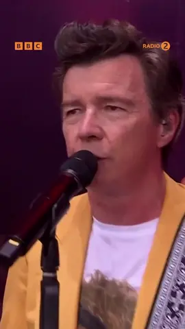What a cover 🤯👏 #R2inthePark  Watch on #iPlayer | Listen on @bbcsounds #RickAstley #FooFighters #Everlong #Festival #MusicTok 