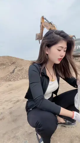 Cô gái lái máy xúc #Learnontiktok #excavator #job #girls #xuhuongtiktok 