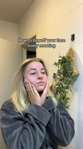 Do you sometimes wake up with a puffy face? Here is a routine for a natural face lift in the morning 🌞 #morningroutine #morningroutineaesthetic #guasha #puffyface #depuffface 