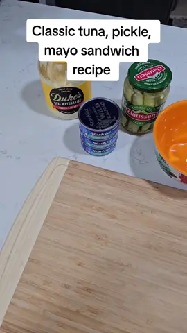 Making a classic tuna sandwich 🐟🥪 Don't let Mom know I'm letting the secret out 🤫 #tunasandwichrecipe #tunapicklemayo #momssecretrecipe #tunarecipe #5minutemeal #5minutemeals #quickrecipes 