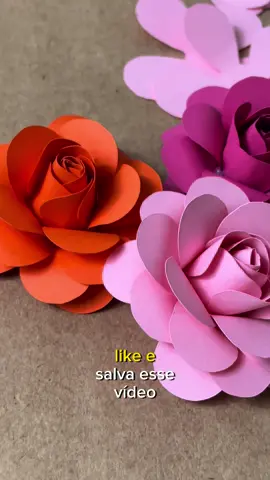 Vem comigo aprender a forma mais facil e rapida de fazer flores para topo de bolo. Se você nao tiver maquina de corte pode corter as petalas na tesoura. #topodebolo #flor #flordepapel #papelaria #personalizados 