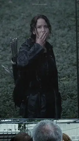 ‘The Hunger Games’ (2012), basada en la novela homónima de Suzanne Collins, se sitúa en un futuro distópico donde cada año se celebran unos juegos mortales entre jóvenes de doce distritos que son controlados por el Capitolio. La protagonista, Katniss Everdeen, se ofrece voluntaria para reemplazar a su hermana menor que ha sido seleccionada para participar. Junto con su compañero Peeta Mellark, tendrá que enfrentarse a los demás tributos y a las trampas del Capitolio, mientras intenta sobrevivir y mantener su humanidad.