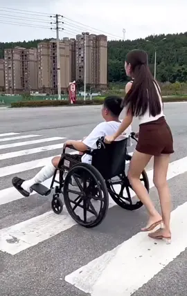 One of my legs was cured in an accident. After sitting in a wheelchair for a long time, I didn’t even know it had recovered [breaking tears to laugh] #万万没想到 # This operation makes me look stupid #星不surpriseyibuunai # funny video#funny ##chinese #television #trending #china #wonderful #Video #movie #funnyy 