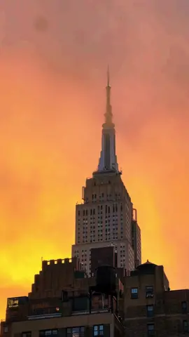 the rain cleared for my walk home & it was all yellow 💛💫 #fyp #nyc #empirestatebuilding #newyorkcity #clouds #goldenhour #vibes #scenery #manhattan #empirestate 