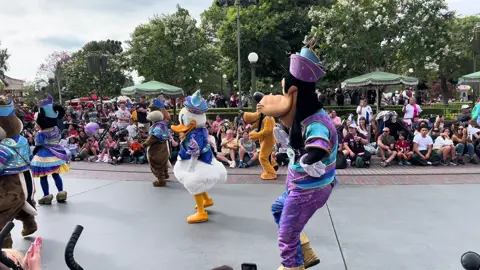 Shake it Goofy #fyp #shakeit #shakeitchallenge #goofy #ehe #disneyland #anaheim #california #parade #hesthebest #keepthemusicgoing #parati #blessed #friends #disneyfriends #anaheim #anaheimcalifornia 