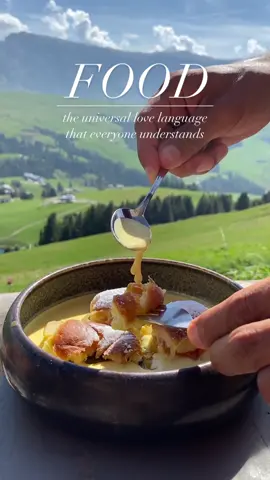 Unos Buchteln con salsa de vainilla y una vista inmejorable desde @tschoetschalm ⛰️🥧🤍 #food #Foodie #foodstagram #FoodLover #refugee #dolomiti #dolomites #italy #alpedisiusi #buchteln #vainilla #buns #dessert #dessertlover #viral #viraltiktok  #mountain #travel #traveller #trekking #foodblog #foodblogger